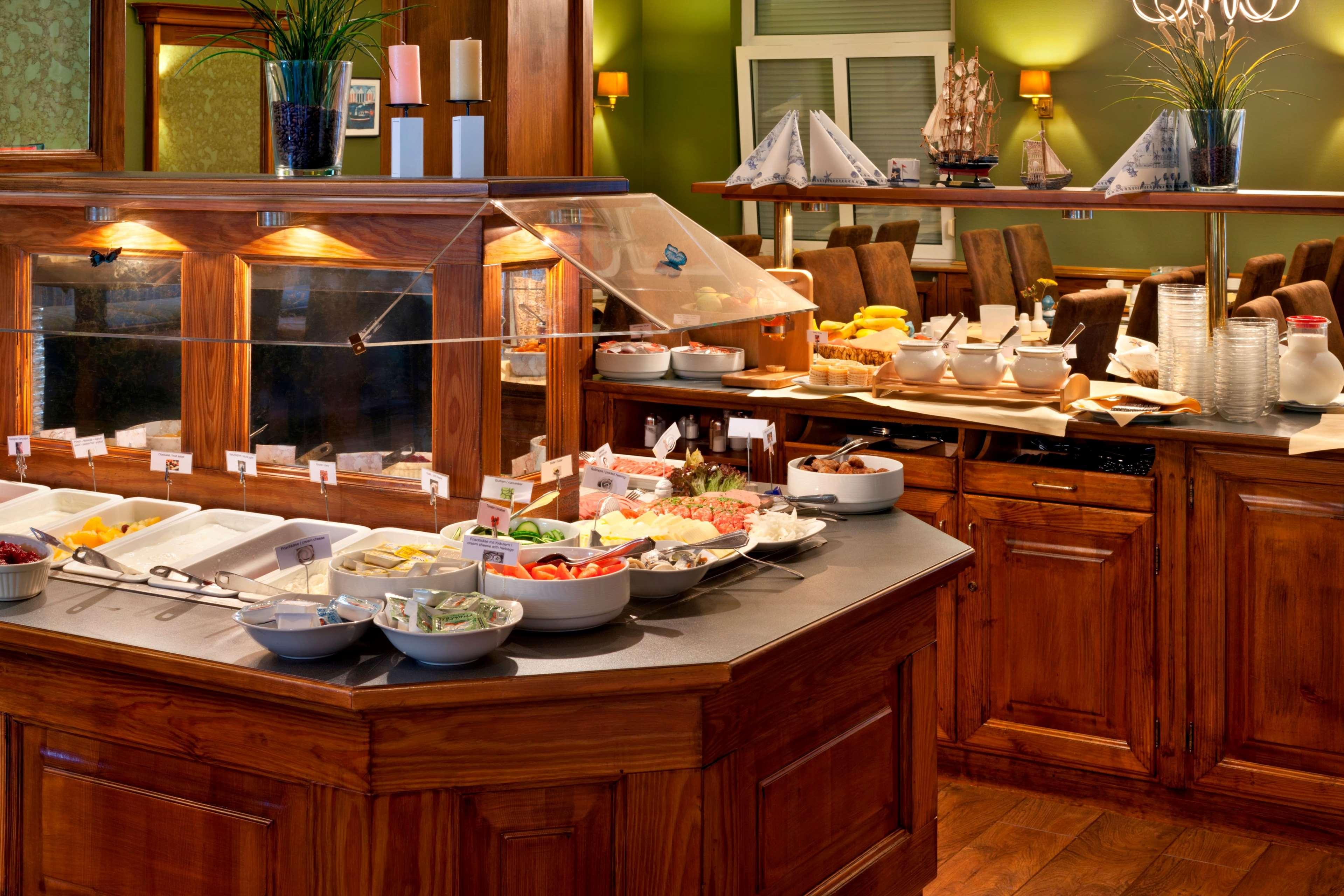 Tryp By Wyndham Luebeck Aquamarin Hotell Restaurant bilde
